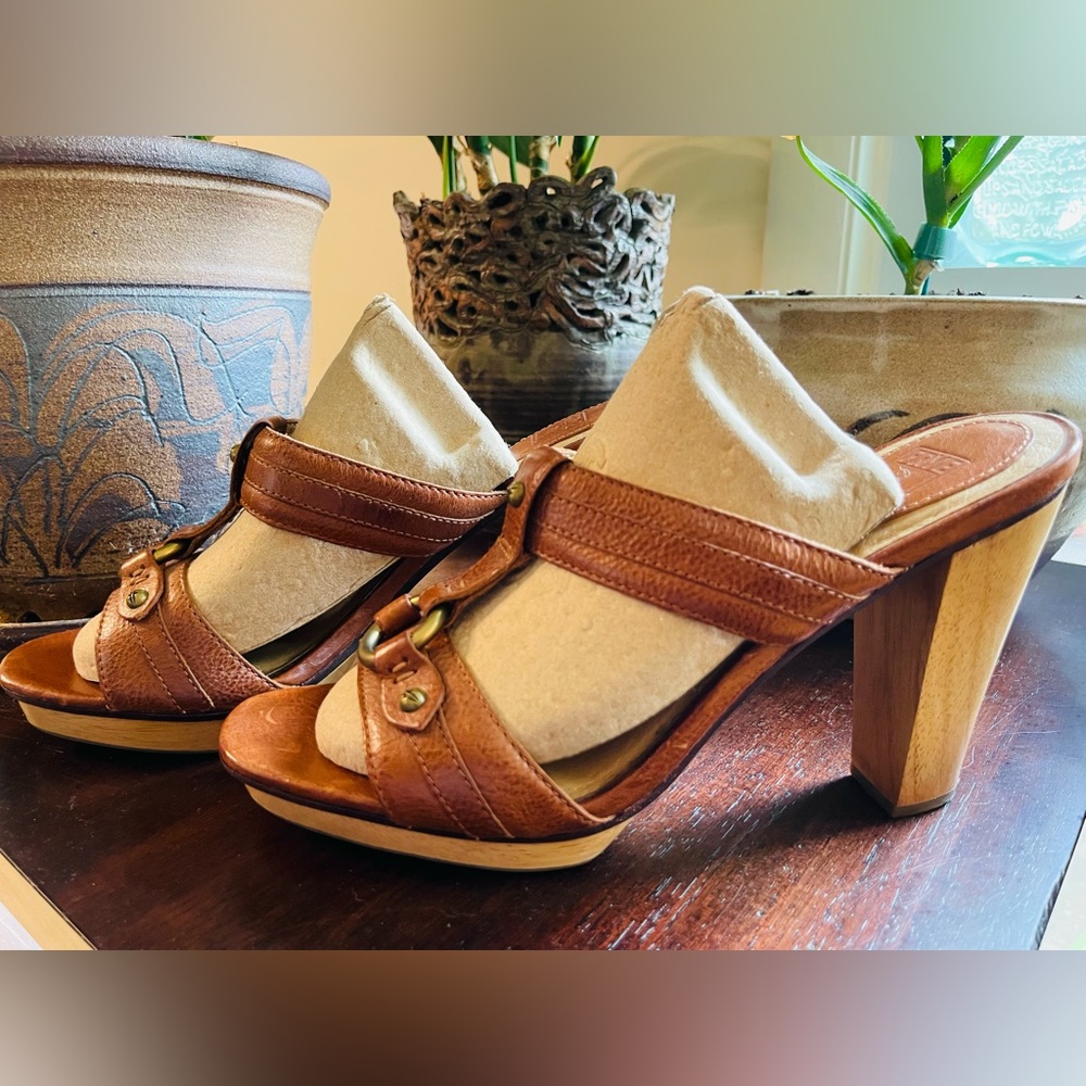 NWOT Frye Gerry Slide Sandal in Cognac Leather | Size 10
